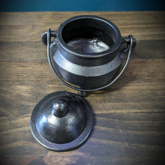 Cast Iron Cauldron with lid image 1